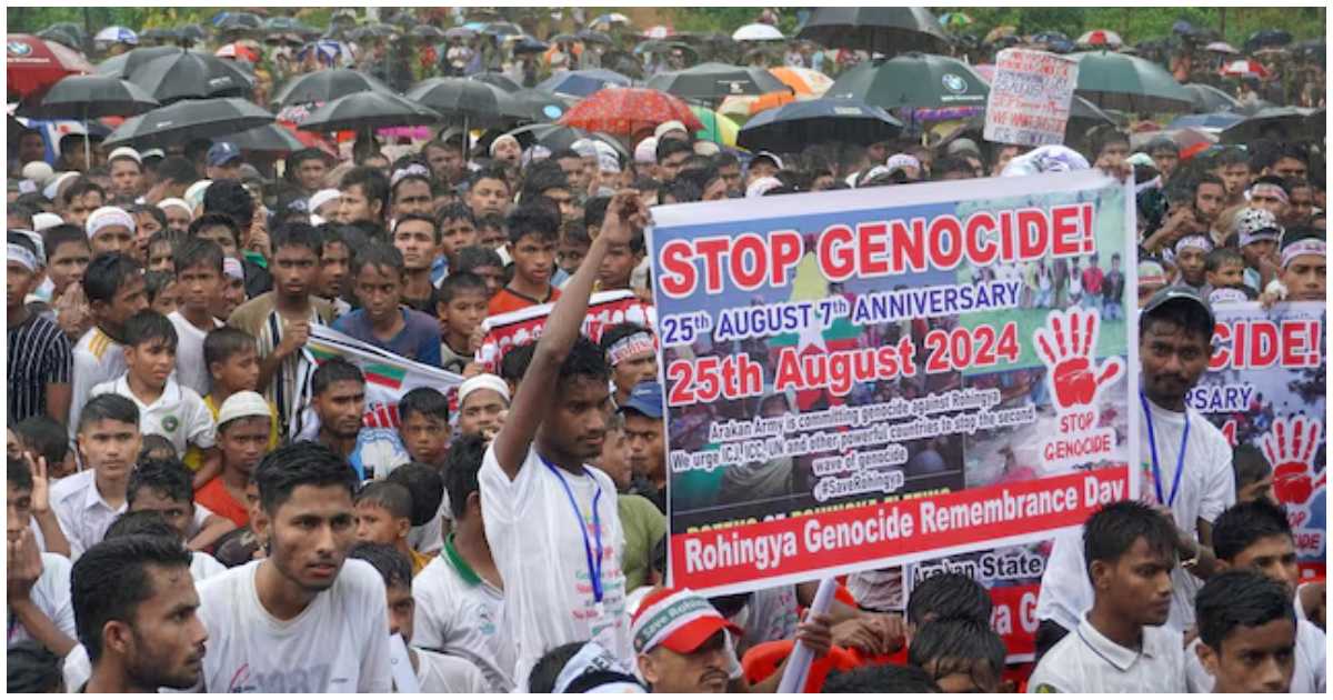 মিয়ানমার থেকে পালিয়ে আসার সপ্তম বার্ষিকীর দিন ২০২৪ সালের ২৫ আগস্ট কক্সবাজারে প্রবল বৃষ্টির মধ্যে রোহিঙ্গাদের জমায়েত। ছবি: মোকাম্মেল মৃধা/রয়টার্স